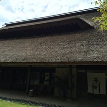 茅葺屋根が目印です