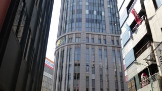 老舗デパートの歴史を感じる外観です