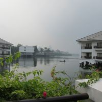 タイ湖の上に建つ静かなホテルです
