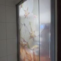 バスルームと部屋は、おしゃれなガラスで仕切られています。