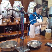 オーダーに応じてコーヒー豆を挽いてくれます。