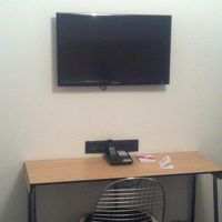 テーブル、テレビなど。