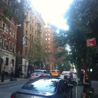 ホテルから出た通りの街並み。