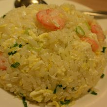 ボリューム満点のエビチャーハンも絶品！