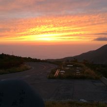 ホテルからの夕焼け。その下は雲海。