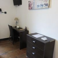 リフォームされていて、白を基調にしたお部屋