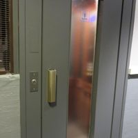 レトロなエレベーターですが、すぐ来ます。