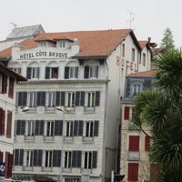 バスク風の建物でネームも上部にあります