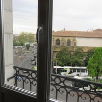 対面する道路はバス停でした