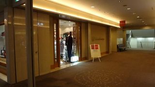 出発前にウインドウショッピング