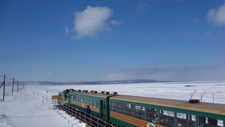 冬は流氷が押し寄せる