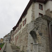 メイン通りの突き当たりの城壁あたりの雰囲気