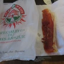 バスク特産の生ハムを切り売りしてもらえます
