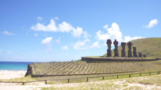 ビーチに建つモアイ
