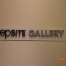 目の高さの標識ですが、ギャラリーとの紹介が、目に入ります。