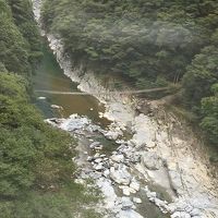 露天風呂の南側に吊り橋。立ち入り禁止で渡れない