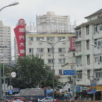 看板は遠くからでも見えます