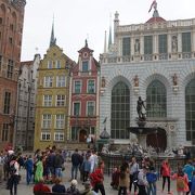 中世貴族の館が並ぶ街路型の広場