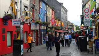 パブや飲食店がびっしり！　ゴールウェイで一番（？）賑やかな通り