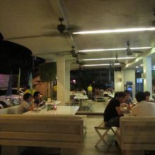 いろいろなレストランの、オープンスペースで食事ができます