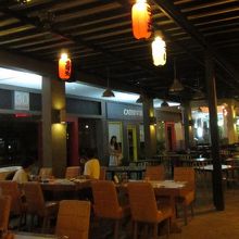 遊々亭の並び2軒が、ともに日曜休みだった店