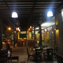 どの店もオープンエアのスペースがかなり広いです。