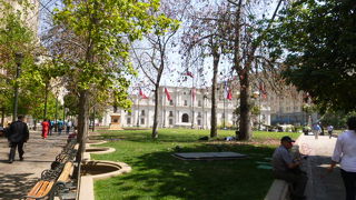 モネダ宮殿の裏の綺麗な広場