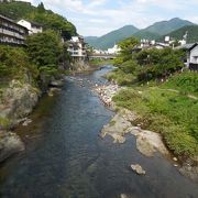 郡上八幡の市街地にも関わらず水が澄んでいて、たくさんの人が水遊びをしていました