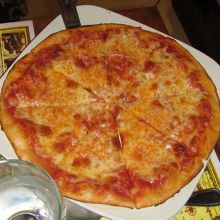 ピッザは薄い生地でサクサクのヨーロピアンタイプ