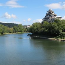 旭川に映える岡山城 