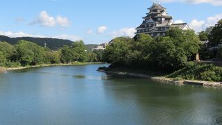 月見橋から眺める旭川に映える岡山城が最高です。