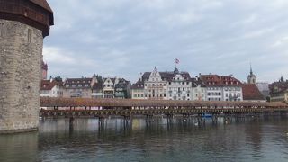 橋には花、川には白鳥、岸にはマーケット