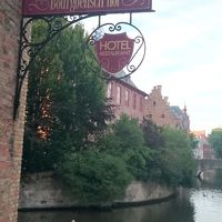 入口のステキな看板と運河