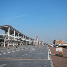 こんな感じで埋没して、立っています。