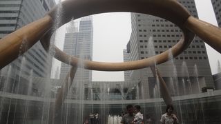 珍しい形の噴水です。