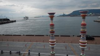 2015年8月末。高松港の設置してあるベネッセのアート作品です。決して芸術ではありません。２本のカラフルな柱、それだけです。