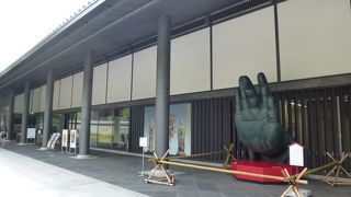 大仏様の手の大きさを実感できます