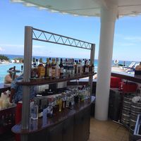 ホテル内のプールバー