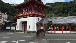 朱塗りの武雄温泉楼門が印象的に迎えてくれます