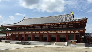 薬師寺の中心的な建物です。