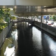 高速道路の下を流れる運河