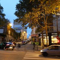 最寄駅からの道中。右手の明かりのついたお店はパン屋さんです。