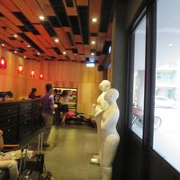 よくわからんオブジェがあるフロント＆ロビー　狭いです