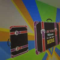 通路にはポップなイラスト