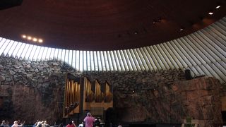 岩の教会として有名。トラムを利用。トイレは有料