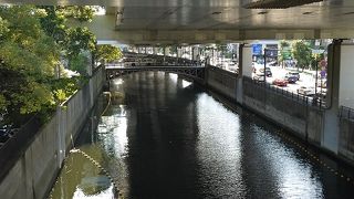 高速道路の下を流れる運河
