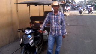 ほとんど３輪のツクツクしかありません。