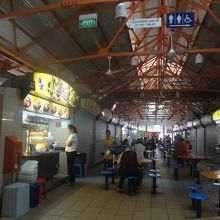 朝は閉まっているお店も多いです。