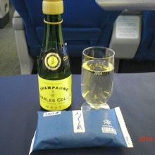 ウエルカムドリンクでシャンパンを頂きます。足元超ユッタリ