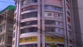 スーパーやレストランなど何でもあります。